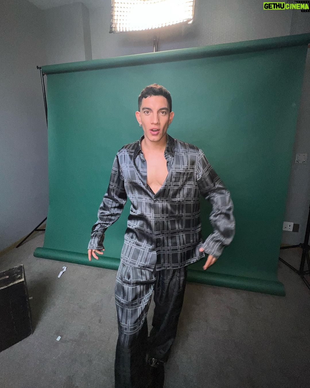 Jorge L贸pez Instagram - promo en familia!!, es que ya me siento mexicano 馃ぉ馃嚥馃嚱鈾ワ笍. Llegamos al mundo este viernes 18 !! #malafortuna @primevideo @primevideomx Mexico