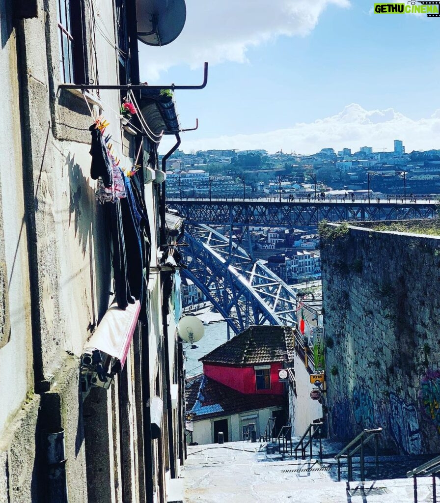 José Pedro Vasconcelos Instagram - Porto com sentido Escadas dos Guindais