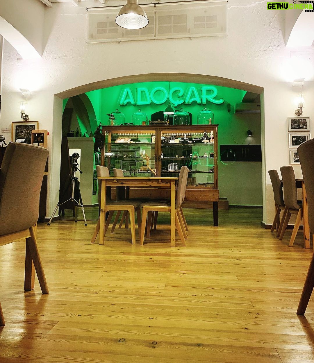 José Pedro Vasconcelos Instagram - Velho néon em novo sítio. “Adoçar” é o segredo. Adocemos então! ps- Durante mais de 50 anos em Ponte de Sor existiu o restaurante O Caçador, aqui há uns sete anos, um amigo de bom gosto, vendeu-me um letreiro do tal restaurante, a palavra não me fazia sentido ainda assim a cor e o desenho fizeram com que a coisa acontecesse. O amigo não sabia a origem do néon, passaram-se anos. Aqui há uns três verões a caminho de Chaves saindo de Évora passo à frente do fechado restaurante, e lá estavam tatuadas no cimento de uma fachada abandonada as letras do agora meu Caçador que perdendo um cê se transformou em Adoçar. @imanicountryhouse imani - country house
