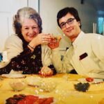 José Pedro Vasconcelos Instagram - A D. Eunice Muñoz completou 80 anos de profissão e despediu-se do Palco, muito obrigado abelha mestra. Que vaidoso sou por ter feito em 2003 uma telenovela (Coração Malandro) inteirinha de baixo da sua asa. Passaram 18 anos… vou ali e já venho @eunicemunozoficial TVI