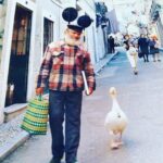 José Pedro Vasconcelos Instagram - O “Salmonete” e o seu ganso o “Benfica”, foi Rei no Portinho da Arrábida, diz quem sabe que esta foi das poucas vezes que calçou uns sapatos. Saudades de pessoas que fazem os sítios, locais onde desejamos voltar. Hoje por causa desta fotografia que me enviou um amigo lembrei-me do “Caranguejo”, o Capitão Haddock da minha vida e um dos Príncipes da Zambujeira. Vivam os sábios que por ignorância serão sempre olhados de soslaio e ainda assim seguem em frente, rumo ao sol