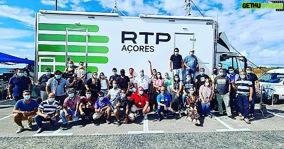 José Pedro Vasconcelos - 830 Likes - Esta semana fiz parte de uma equipa que estreou as emissões em HD (alta definição) nos Açores, para mim foi importante e alimentou o amor que tenho a estas ilhas. @tatianaourique e @gracamonizealmeida foram extraordinárias anfitriãs. Há projectos que sublinham o gozo de estar no ar. Quando me quiserem eu volto. Muito obrigado @rtpacores @rtppt