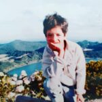 José Pedro Vasconcelos Instagram - No final dos anos 80 o meu pai viveu e trabalhou dois anos e troca o passo, num dos sítios mais bonitos do mundo, as Furnas. Foi na Rua da Igreja Velha que conduzi pela primeira vez para pânico dos presentes e da própria Mehari que aos solavancos lá andou. Lembro-me da janela da nossa sala que dava para o Parque do Hotel Terra Nostra ladeado pelo verde do inhame. Na parede entre quadros de baleeiros e navios bonitos havia um arpão com que tentava caçar o meu pai. À hora do jantar em frente à recepção do Hotel, onde às vezes íamos, defronte às bonitas escadas redondas vestidas de madeira o chefe de sala tocava um xilofone chamando os hóspedes para o jantar. Tudo nesta ilha me remetia para um livro de fantasia contra o nada; as caldeiras fumegantes, a água azeda, as lagoas, os ilhéus, os cachalotes, a água quente dos mergulhos sem tempo e este mar que agora vejo e do qual me despeço com um até já. Entre estas duas imagens existem 33 anos de distância e a mesma inabalável admiração por este povo e estas ilhas. Desta feita trouxe as minhas filhotas mais novas e a minha mulher e estou com a sensação de dever cumprido, estão também elas e para sempre apaixonadas. Já conheço S. Jorge, o Pico, a Terceira e a Graciosa. Falta-me muito para encher os olhos. Mas sempre que daqui saio sei que vou voltar como para o colo de um amigo. Hoje antes de embarcar recebo uma folha de serviço para Agosto, dia 24 programa nas Furnas e 26 na Praia de Santa Bárbara. Não há coincidências existem evidências que são cócegas para amar. Um beijo, obrigado e sim até já @bensaudehotelscollection @amar_acores @turismoacores @sustainable_azores @acorianooriental @autatlantisrentacar @oceaneyeazores @zecamedeiros_oficial Azores