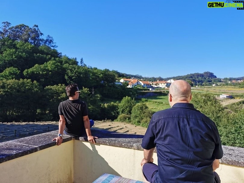 José Pedro Vasconcelos Instagram - Parabéns ao Valter pelos seus 50 anos. Ontem foi para o ar um Depois vai-se a ver e nada, com o aniversariante. Os meus Parabéns a este grande pensador e corajoso homem. Leiam-no e percebam porquê. “As doenças do Brasil” saiu esta semana…Trate-se bem e brinque muito! Abraço forte até já Paredes de Coura