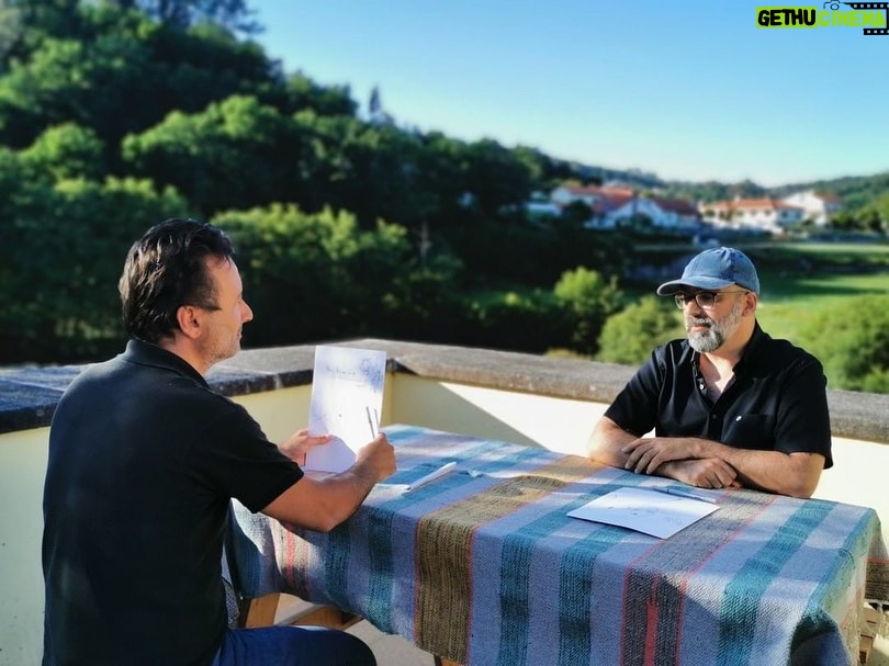 José Pedro Vasconcelos Instagram - Parabéns ao Valter pelos seus 50 anos. Ontem foi para o ar um Depois vai-se a ver e nada, com o aniversariante. Os meus Parabéns a este grande pensador e corajoso homem. Leiam-no e percebam porquê. “As doenças do Brasil” saiu esta semana…Trate-se bem e brinque muito! Abraço forte até já Paredes de Coura