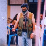 José Pedro Vasconcelos Instagram - O “Salmonete” e o seu ganso o “Benfica”, foi Rei no Portinho da Arrábida, diz quem sabe que esta foi das poucas vezes que calçou uns sapatos. Saudades de pessoas que fazem os sítios, locais onde desejamos voltar. Hoje por causa desta fotografia que me enviou um amigo lembrei-me do “Caranguejo”, o Capitão Haddock da minha vida e um dos Príncipes da Zambujeira. Vivam os sábios que por ignorância serão sempre olhados de soslaio e ainda assim seguem em frente, rumo ao sol