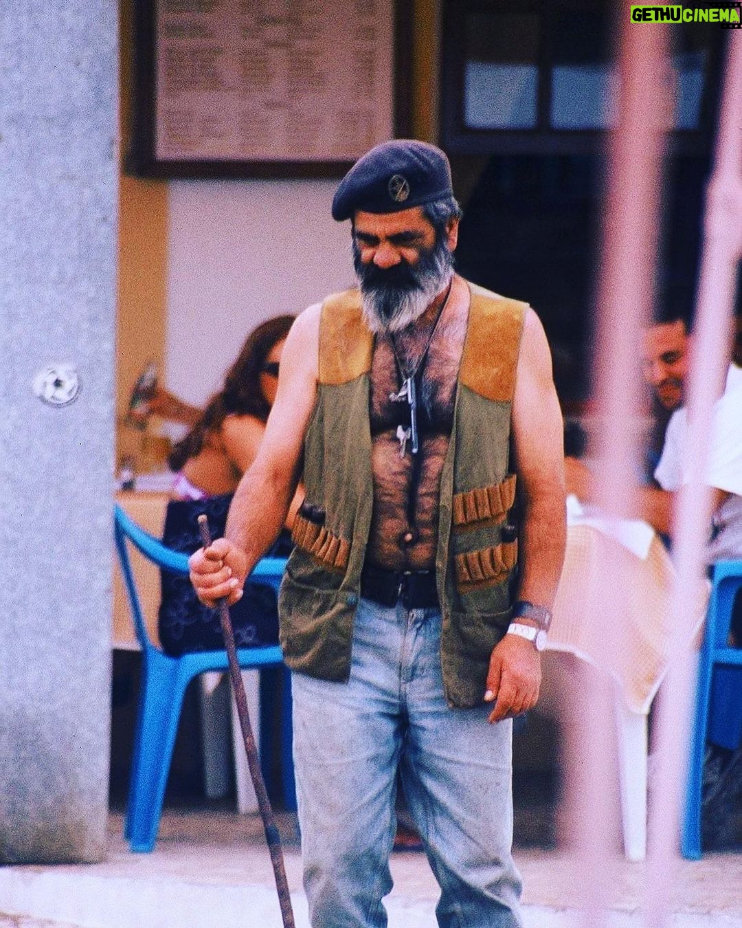 José Pedro Vasconcelos - 0.9K Likes - O “Salmonete” e o seu ganso o “Benfica”, foi Rei no Portinho da Arrábida, diz quem sabe que esta foi das poucas vezes que calçou uns sapatos. Saudades de pessoas que fazem os sítios, locais onde desejamos voltar. Hoje por causa desta fotografia que me enviou um amigo lembrei-me do “Caranguejo”, o Capitão Haddock da minha vida e um dos Príncipes da Zambujeira. Vivam os sábios que por ignorância serão sempre olhados de soslaio e ainda assim seguem em frente, rumo ao sol