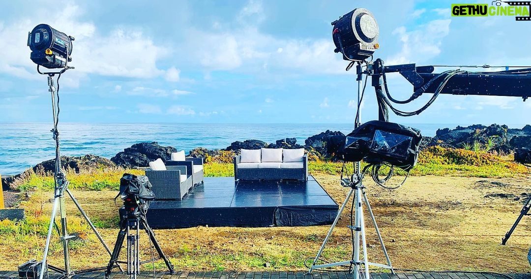 José Pedro Vasconcelos - 830 Likes - Esta semana fiz parte de uma equipa que estreou as emissões em HD (alta definição) nos Açores, para mim foi importante e alimentou o amor que tenho a estas ilhas. @tatianaourique e @gracamonizealmeida foram extraordinárias anfitriãs. Há projectos que sublinham o gozo de estar no ar. Quando me quiserem eu volto. Muito obrigado @rtpacores @rtppt
