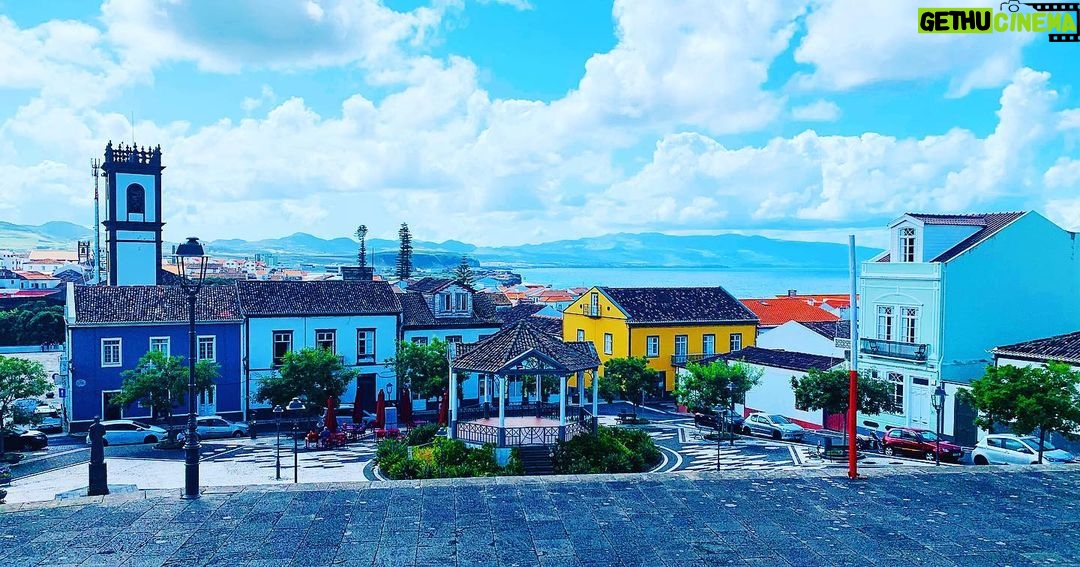 José Pedro Vasconcelos - 830 Likes - Esta semana fiz parte de uma equipa que estreou as emissões em HD (alta definição) nos Açores, para mim foi importante e alimentou o amor que tenho a estas ilhas. @tatianaourique e @gracamonizealmeida foram extraordinárias anfitriãs. Há projectos que sublinham o gozo de estar no ar. Quando me quiserem eu volto. Muito obrigado @rtpacores @rtppt