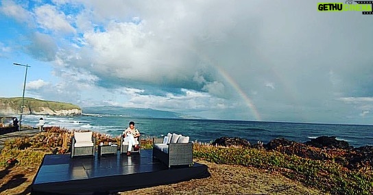 José Pedro Vasconcelos Instagram - Esta semana fiz parte de uma equipa que estreou as emissões em HD (alta definição) nos Açores, para mim foi importante e alimentou o amor que tenho a estas ilhas. @tatianaourique e @gracamonizealmeida foram extraordinárias anfitriãs. Há projectos que sublinham o gozo de estar no ar. Quando me quiserem eu volto. Muito obrigado @rtpacores @rtppt