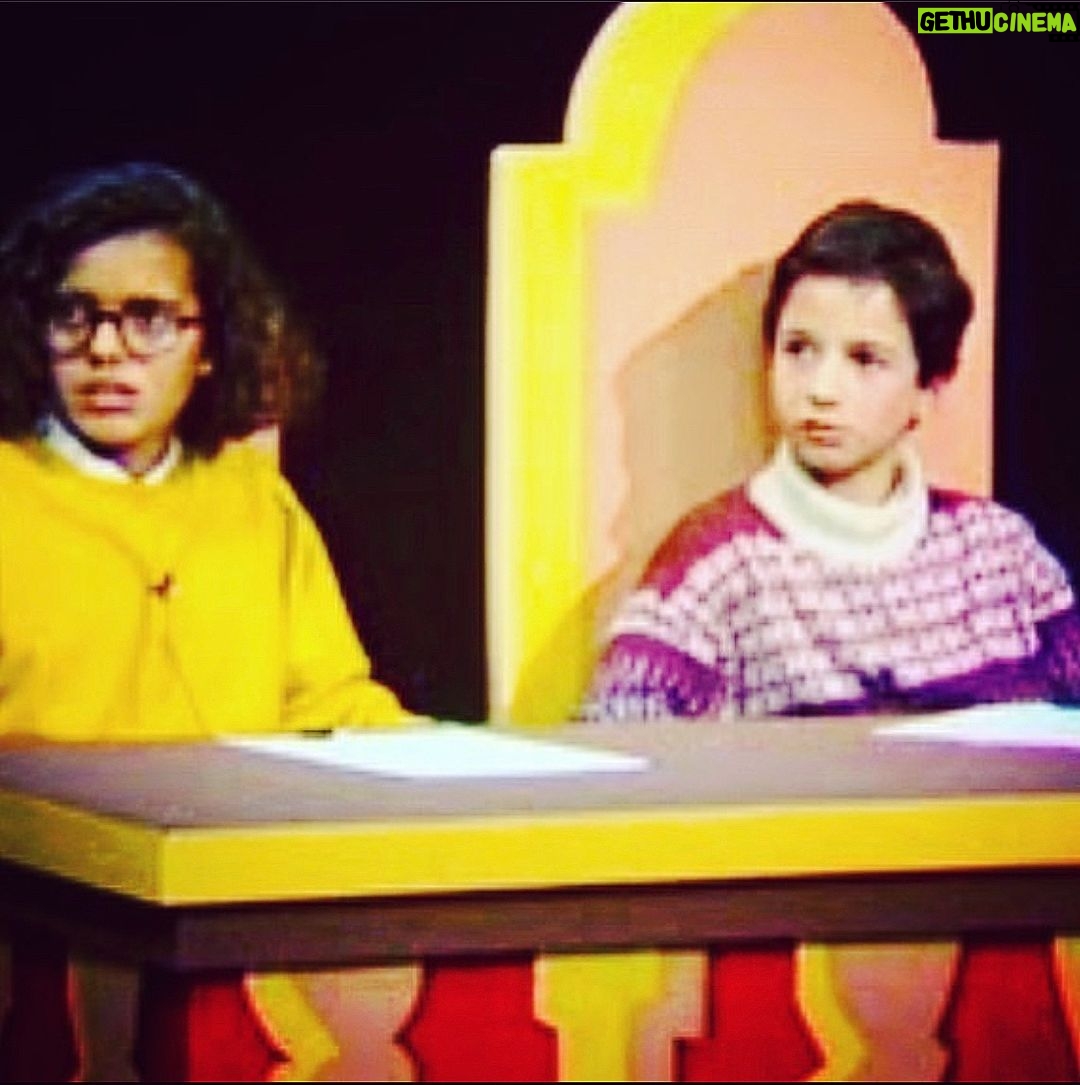 José Pedro Vasconcelos - 842 Likes - Dia Da Televisão. Foi a 19/10/1991 no dia internacional da preguiça, um Sábado, portanto há 32 anos que me estreei na RTP, o programa chamava-se: Isso julgas tu ! Lembro-me da camisola de lã em estúdio, primeiro erro, lembro-me que toda a gente fumava e era amável e lembro-me de falar a bom ritmo. Os pedestais das câmeras ainda hoje são os mesmos e estão a uso nos estúdios da Marechal. Tudo o resto é como se pertencesse a um tempo que já não existe. Gosto da urgência e rigor que este trabalho me exige, gosto das pessoas que aprendi a amar em televisão, tudo o resto é uma bruma um quase nada. Vivam e sejam felizes todos os profissionais da televisão. Hoje já ninguém fuma, eu já não visto camisolas de lã, tudo o resto se mantém e depois vai-se a ver e nada, porque alguém tem de o fazer .
Um beijo grande e sim viva a Televisão. Obrigado