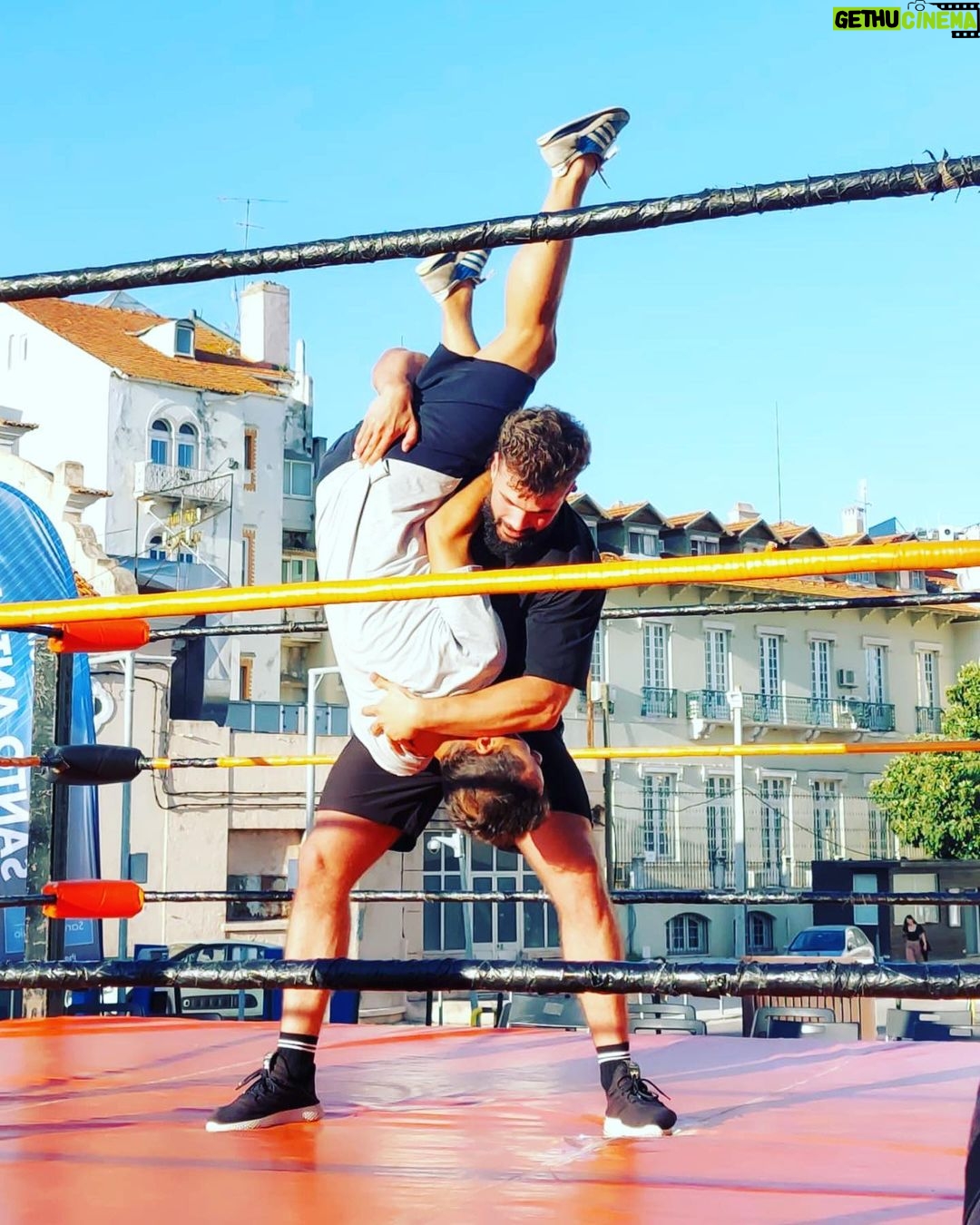 José Pedro Vasconcelos Instagram - Bom Domingo amigos. Há vida ao contrário do avesso e a direito, beijos do Zézinho de Vasconcelos 🎈 Parque Mayer