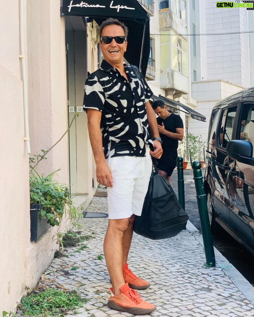 José Pedro Vasconcelos Instagram - Regresso ao trabalho. Ri de quê? Novidades em breve. Beijos Lisbon, Portugal