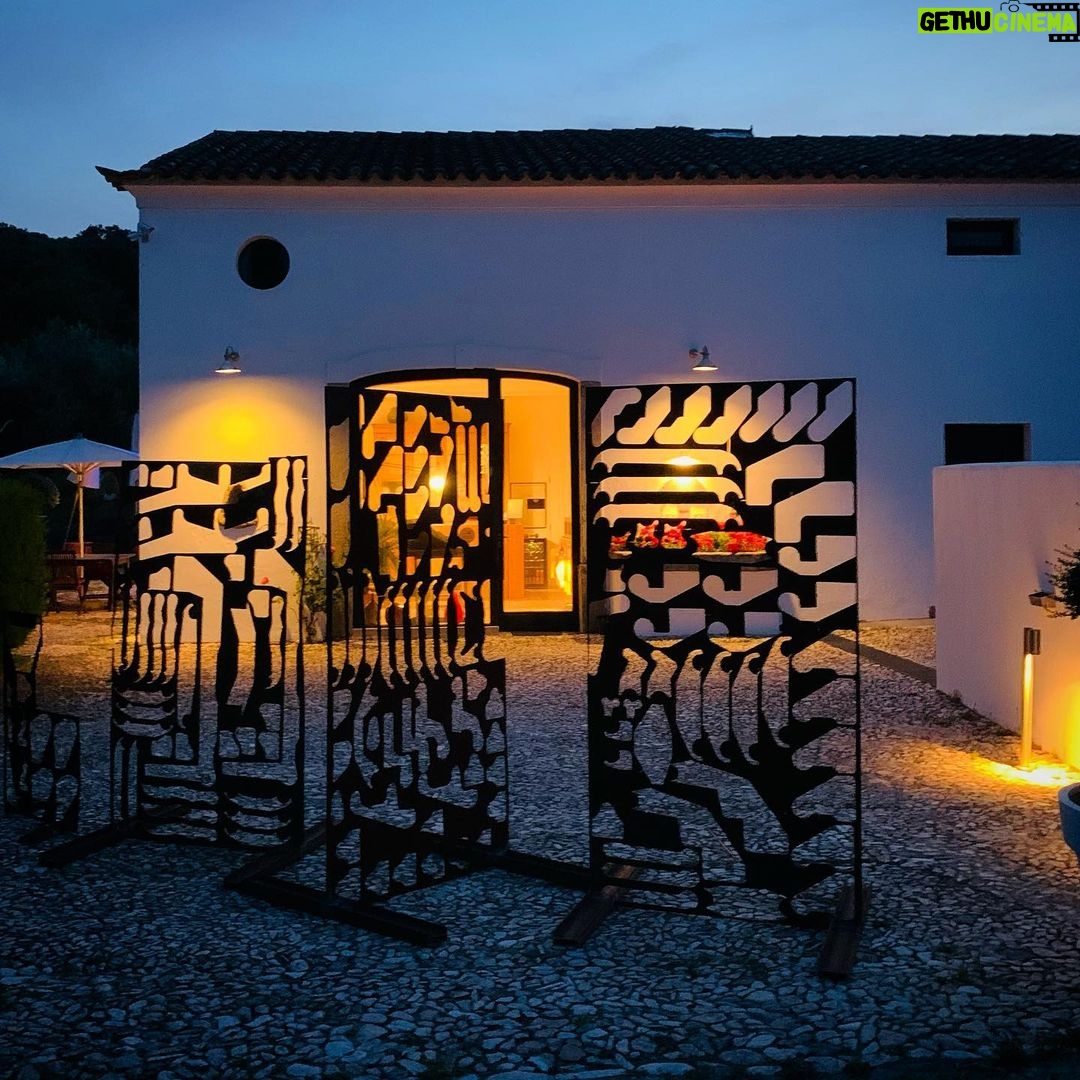 José Pedro Vasconcelos - 493 Likes - Concluí uma instalação/escultura em ferro há muito pensada. O João Vasconcelos o João Ferreira e eu comprámos há 11 anos uma auto-caravana em Leiria. Um dos grandes negócios das nossas vidas.. no “lote” vieram estas três peças que por lá moravam nas traseiras da oficina. Vieram pra casa com a ideia de as transformar e expor. A coisa está feita e agora faz parte do espólio da Imani. O João Vasconcelos tinha um lema que adoptei e que vos deixo aqui:
- “mais vale feito do que perfeito”
Está feito João, beijo amigo