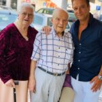 José Pedro Vasconcelos Instagram - Tenho amigos especiais, este cavalheiro de seu nome Rui Alberto Fernando de Almeida nasceu a 2 Fevereiro de 1923. Casou em 1967 com Maria Virgínia de Almeida 16 anos mais nova. Cruzamo-nos sempre no Luís às sextas-feiras, dia do arroz de pato. São uma dupla. Gosto de duplas e de pessoas sábias. O Rui conduz dá palestras e tem o poder de fazer escutar. Bem hajam. Vivam as duplas. Vivam os velhos e sim vivam os novos Restaurante "O Luis"