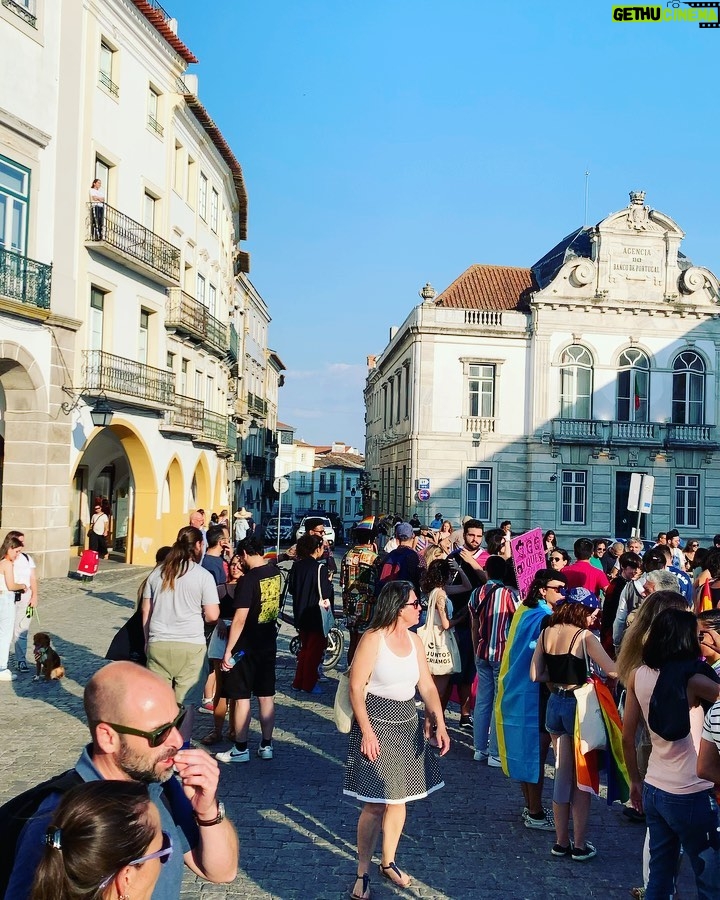 José Pedro Vasconcelos Instagram - Primeira marcha Pride na cidade. Évora arregaça as mangas e cresce. Viva o amor, viva a liberdade. Somos uma cidade livre, sempre! 🏳️‍🌈 Praça Do Giraldo - Évora