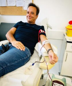 José Pedro Vasconcelos Instagram - Mais uma dádiva, a quarta no espaço de uma ano. Eles aceitam tudo, até fico admirado. Dê sangue🩸e faça-se à vida! @ipolisboa @ipst.ip IPOLisboa