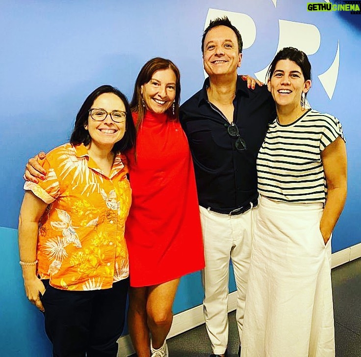 José Pedro Vasconcelos Instagram - @joanamarquespic @paginadaanagalvao @ineslopesgoncalves @renascenca Três mulheres no ar é poder! Obrigado pelo despertar p.s- isto são caras de pessoas normais pela manhã, make up só depois das 13h Rádio Renascença