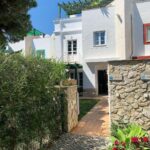 José Pedro Vasconcelos Instagram - A imani cresceu rumámos a sul e já chegámos ao Algarve. A @imanibeachvilla abre em Julho. Villa com capacidade para 6 adultos e 2 crianças em quatro quartos, jardins, duas açoteias com vista pinhal e mar a 800 metros do areal 😉 Praia Verde, Portugal