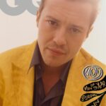 Joseph Quinn Instagram - 🇪🇸 Joseph Quinn ha pasado de luchar por papeles pequeños a interpretar al personaje favorito de una de las series más importantes de la televisión. “No descarto que Eddie Munson vuelva a ‘Stranger Things’, pero el arco del personaje es bello y poderoso de por sí, y no queremos que la gente se canse”. Ahora también es uno de nuestros Hombres del Año 2022. Nos introducimos en el año surrealista de la estrella británica revelación, ¡ya en el link en bio! 📺 __________________________________________________ 🇬🇧 He’s gone from hustling for bit parts to playing a beloved character in one of the biggest shows on TV. “I’m not ruling it out Eddie coming back to Stranger Things, but it’s a beautifully written and powerful arc. You don’t want him to overstay his welcome”. Also, he’s one of our Men of The Year 2022. Inside the surreal year of 2022’s buzziest British breakout, now on GQ Spain. Texto: @jackarking Fotografías: @ben.parks.studio Estilismo: @mrfabioimmediato Peluquería y maquillaje: Brady Lee Dirección de moda: @joanadelafuente Set designer: @samtexture #JosephQuinn #StrangerThings