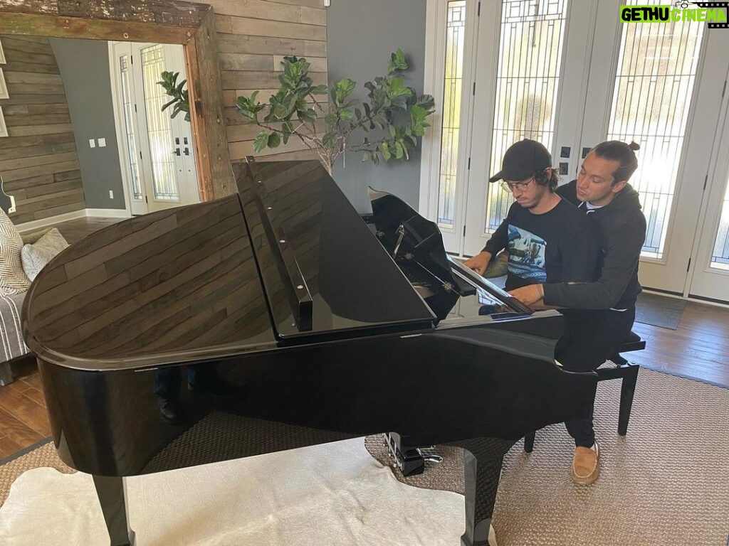 Josh Dun Instagram - piano lessons have been going great
