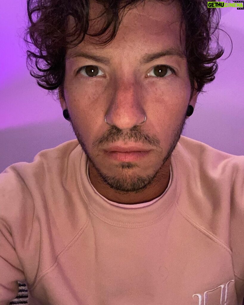Josh Dun Instagram - got this new @flor sweatshirt so whatever here’s a pic i took of myself