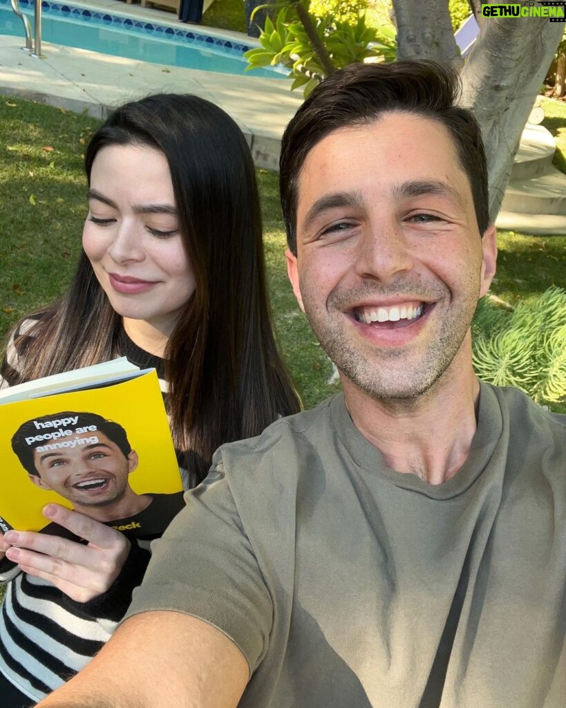 Josh Peck Instagram - She’s reading the part about her….she seems pleased! We LOVE a supportive sis. Book drops March 15th, link in bio!
