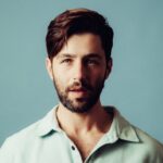 Josh Peck Instagram - Guys, please don’t ask me to model. I’m a husband and a father, I just don’t have time to model right now. Styling: @serrageris 📸: @selashiloni