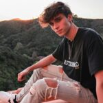 Josh Richards Instagram - ɪ ᴍᴏᴠᴇᴅ ᴛᴏ ʟᴀ ᴀᴛ ᴛʜᴇ ᴀɢᴇ ᴏꜰ 17. ʜᴏᴘᴇꜰᴜʟʟʏ ɪ ꜱᴜʀᴠɪᴠᴇ.