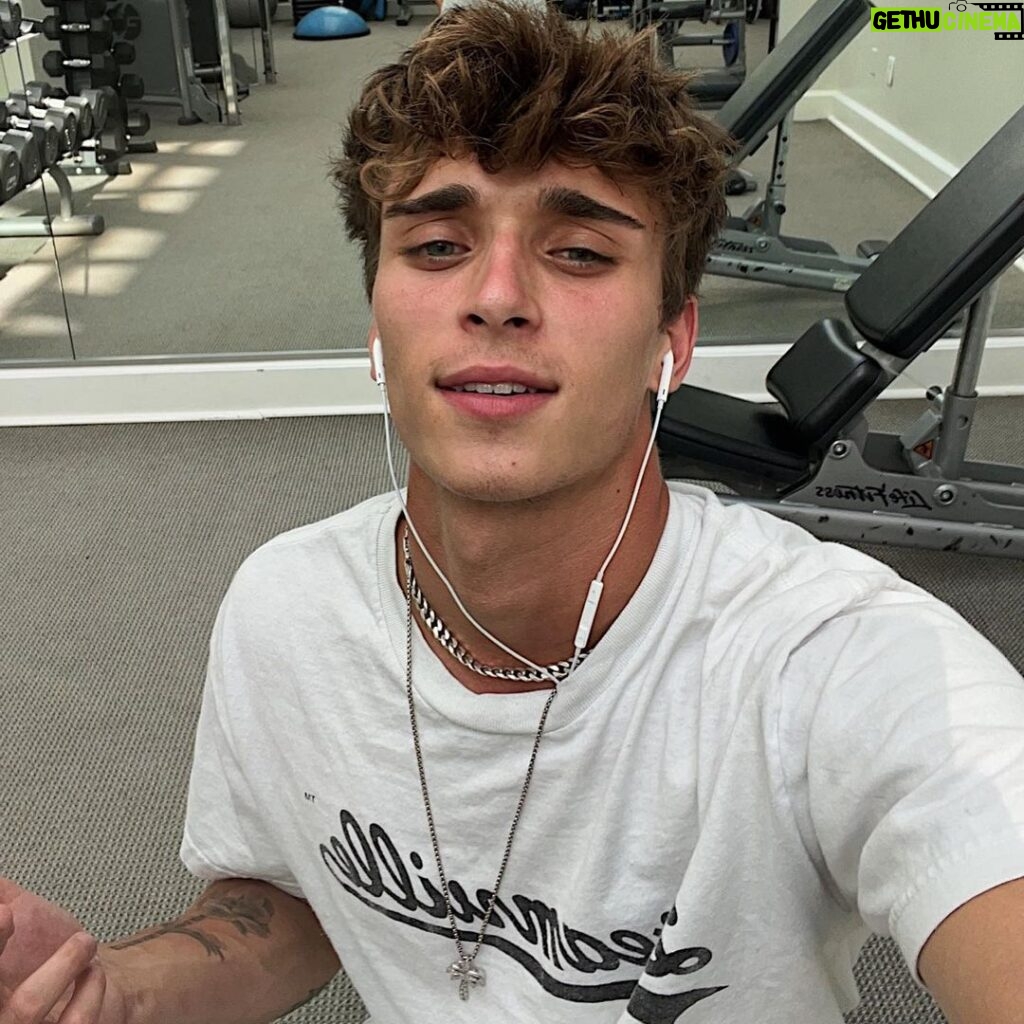 Josh Richards Instagram - Hotel gym selfies