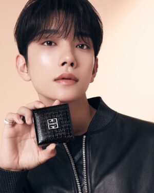 Joshua Instagram - A couture glow on the go. Meet the new Givenchy Prisme Libre Skin-Caring Glow Cushion.
 
#GivenchyBeauty #PrismeLibre #GivenchyMakeup #JOSHUA #ジバンシイビューティー
 
Photographer: ARANG O
@ellejapan 
https://sp.elle.co.jp/beauty/givenchy/2402/