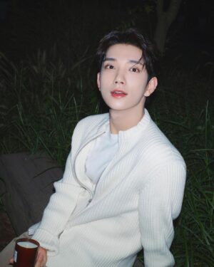 Joshua Instagram - 로라제임스하퍼와의 콜라보를 통해 여러분께 "HAN RIVER  WALK" 캔들을 선보일 수 있게 되어 기쁩니다. 이 제품은 제가 평소에도 좋아하는 한강으로부터 영감을 받아서 만들게 되었는데요, 저에게 한강이 큰 위로가 되는 것처럼 기쁠 때나 슬플 때나 여러분의 일상 속에서 HAN RIVER WALK의 향이 위로와 힘이 되길 바랍니다.
#JOSHUA #LOLAJAMESHARPER #JOSHUALOLAJAMESHARPER