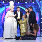 Josie Instagram – Qué fortuna la mía @tucaramesuena X! Bravo por su gente… Gracias @gestmusic y @antena3com siempre por esta edición mágica #viviendorasé con el mejor equipo humano. Gracias @fuentes_manel e integrantes del jurado: @chenoa @lolitafoficial @carloslatre @angelllacer_oficial 🩷🩷🩷🩷 A @mateovergaratv y a todos los equipos: vestuario, caracterización , arte, sonido, cuerpazo de baile, Arnau, producción, guión, Spotifys, comedor y tanta gente que nos ha cuidado… Y por supuesto al mejor de los elencos posibles: @mercheoficial @susicaramelo @anneigartiburu @andreaguasch @miriamrmusic_ @agustinjimenez @alfredgarcia y @jadeloficial Siempre os llevaré en mi corazón y siempre habrá un dosel en Villa Josie para vosotros y vuestros +1 que ya sabéis quiénes sois… Gracias por esta experiencia de vida 🧬🧬🧬 Gracias por el derroche de talento y por existir… 🩷 Ah! Y gracias @joseirun_fotografia porque sin tus fotos imposible publicar esto ni nada… Gracias! #TCMSFinal #TCMS #tcmsfinal 🥳 Plató de Tu cara me suena