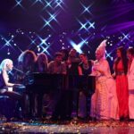 Josie Instagram – Qué fortuna la mía @tucaramesuena X! Bravo por su gente… Gracias @gestmusic y @antena3com  siempre por esta edición mágica #viviendorasé con el mejor equipo humano. Gracias @fuentes_manel e integrantes del jurado: @chenoa @lolitafoficial @carloslatre @angelllacer_oficial 🩷🩷🩷🩷 A @mateovergaratv y a todos los equipos: vestuario, caracterización , arte, sonido, cuerpazo de baile, Arnau, producción, guión, Spotifys, comedor y tanta gente que nos ha cuidado… Y por supuesto al mejor de los elencos posibles: @mercheoficial @susicaramelo @anneigartiburu @andreaguasch @miriamrmusic_ @agustinjimenez @alfredgarcia y @jadeloficial Siempre os llevaré en mi corazón y siempre habrá un dosel en Villa Josie para vosotros y vuestros +1 que ya sabéis quiénes sois… Gracias por esta experiencia de vida 🧬🧬🧬 Gracias por el derroche de talento y por existir… 🩷 Ah! Y gracias @joseirun_fotografia porque sin tus fotos imposible publicar esto ni nada… Gracias! #TCMSFinal #TCMS #tcmsfinal 🥳 Plató de Tu cara me suena