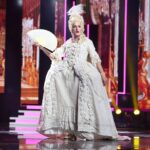 Josie Instagram – Mi última actuación sólo podía estar dedicada a @madonna por tanto como mi generación le debe, por tanto como nos ha enseñado a expresarnos tal y como somos… 🙌🏻🩷🙌🏻 No hay mayor provocación que sobrevolar la arrogante mediocridad, que cortocircuitar mentes estrechas con tu brillo al verte pasar… ✨🥳✨ No hay mayor provocación que ser como eres y mostrarte al mundo como tal. Eso mismo, siguiendo su ejemplo, he intentado hacer durante estos 15 años en la Pequeña Pantalla y a lo largo de estos 17 programas de @tucaramesuena en los que he descubierto otras facetas de mí mismo y he cambiado mi forma de estar en Televisión. Ojalá signifique un antes y un después en mi carrera dentro de ella; porque a partir de esta noche solo iré a lugares donde pueda seguir creciendo, aportando lo mejor de mí y #viviendorasé ✨🥳✨ Gracias a todos por tanto cariño y apoyo cada viernes… ✨🩷✨ Pico largo 😘 y hasta siempre ♾️ Fotos: @joseirun_fotografia #tucaramesuena #TCMSFinal #TCMS Plató de Tu cara me suena