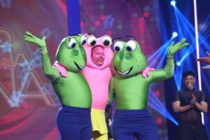 Josie Instagram - Menos mal que no me he marchado de esta décima edición sin hacer un número infantil dedicado a tantos niños que nos han visto cada viernes durante los 16 programas que la han conformado... 🩷🐸! Gracias por estar ahí y gracias @tucaramesuena por haberme devuelto a la infancia. En esta y en todas las actuaciones que me ha regalado el pulsador, he luchado y trabajado muy duro para defender la imitación en un mundo inexplorado para mí... He cantado, bailado y vivido esta experiencia como el niño que fui #viviendorase :-)