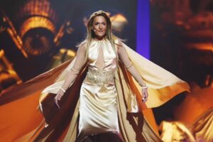 Josie Instagram - No sé si he estado más cerca de Florence Foster Jenkins o de Celine Dion, pero entre ambas divas encontré un lugar en el que elevarme y sentirme muy vivo, acariciando el techo de @tucaramesuena con mis manos... Y es que yo vine aquí a cantar (dentro de mis limitaciones), a  intentar imitar, a divertirme; pero sobre todo vine a entretener y a hacer Televisión como a mí me gusta🎊🥳🎊 Gracias a todos por estar siempre conmigo #viviendorase :-)