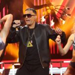 Josie Instagram – Contemplando el Limbo de @daddyyankee en @tucaramesuena y siento que nunca más saldré del Limbo de Cernuda: “Inhóspita en su adorno
parsimonioso, porcelanas, bronces,
muebles chinos, la casa
oscura toda era,
pálidas sus ventanas sobre el río,
y el color se escondía
en un retablo español, en un lienzo
francés, su brío amedrentado…” Espero que os haya gustado y os espero el viernes que viene para vivir juntos la entrega más increíble de este programa ídem… #viviendorase 😘