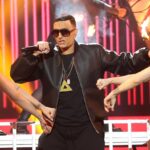 Josie Instagram – Contemplando el Limbo de @daddyyankee en @tucaramesuena y siento que nunca más saldré del Limbo de Cernuda: “Inhóspita en su adorno
parsimonioso, porcelanas, bronces,
muebles chinos, la casa
oscura toda era,
pálidas sus ventanas sobre el río,
y el color se escondía
en un retablo español, en un lienzo
francés, su brío amedrentado…” Espero que os haya gustado y os espero el viernes que viene para vivir juntos la entrega más increíble de este programa ídem… #viviendorase 😘