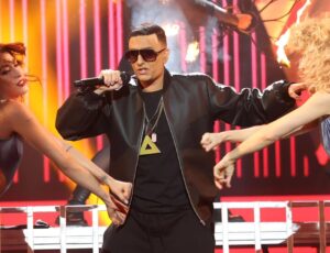 Josie Instagram - Contemplando el Limbo de @daddyyankee en @tucaramesuena y siento que nunca más saldré del Limbo de Cernuda: "Inhóspita en su adorno
parsimonioso, porcelanas, bronces,
muebles chinos, la casa
oscura toda era,
pálidas sus ventanas sobre el río,
y el color se escondía
en un retablo español, en un lienzo
francés, su brío amedrentado..." Espero que os haya gustado y os espero el viernes que viene para vivir juntos la entrega más increíble de este programa ídem... #viviendorase 😘