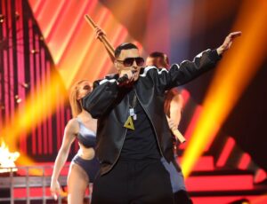 Josie Instagram - Contemplando el Limbo de @daddyyankee en @tucaramesuena y siento que nunca más saldré del Limbo de Cernuda: "Inhóspita en su adorno
parsimonioso, porcelanas, bronces,
muebles chinos, la casa
oscura toda era,
pálidas sus ventanas sobre el río,
y el color se escondía
en un retablo español, en un lienzo
francés, su brío amedrentado..." Espero que os haya gustado y os espero el viernes que viene para vivir juntos la entrega más increíble de este programa ídem... #viviendorase 😘