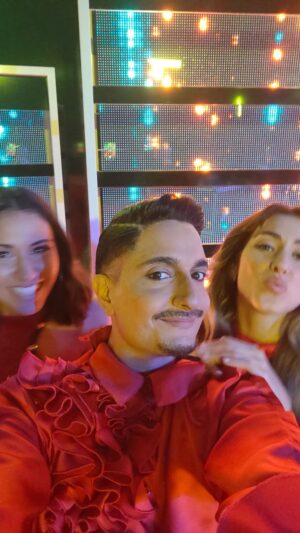 Josie Instagram - Al final no me caí con las botas, no me tropecé con los bailarines y el enorme velcro de la camisa no se atascó... Contento con el resultado aunque siempre queden mil asuntos por mejorar... ¿Qué os pareció? Espero vuestra nota numérica y nos vemos el viernes que viene en una nueva gala de @tucaramesuena ✨🥳✨ #viviendorasé :-)