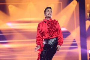 Josie Instagram - Qué gran noche ayer en @tucaramesuena ✨🥳✨ Gracias por estar tan masivamente disfrutando con nosotros❣️Imitar a @wrsandrei no fue fácil porque él baila y canta las 24h desde que era bebebé... ✨👶🏻✨! Gracias @miryambenedited y @borjarueda8 por ayudarme a bailar y a mi querido @w.alkala con el que machaqué un baile que recordaré de por vida... Gracias a todos mis amores que me arropaban alrededor: @fran_coem
@apastur21
@ana.acosta11
@marc.montojo
Os espero en Villa Josie ❣️
Gracias @manu_n03 por certificar que mi vocecilla podía enfrentarse a 16 galas, gracias @veronicatorrestey por ser la mejor profesora de canto del mundo y encima un ser de luz que tanto me ha apoyado y gracias @iasiain por ser flamante coach de todos nosotros, sin ti hubiera sido imposible sacar esta y tantas imitaciones adelante. Gracias a todos de corazón y el viernes que viene más y mejor #viviendorase a las 22h en @antena3com ✨🥳✨