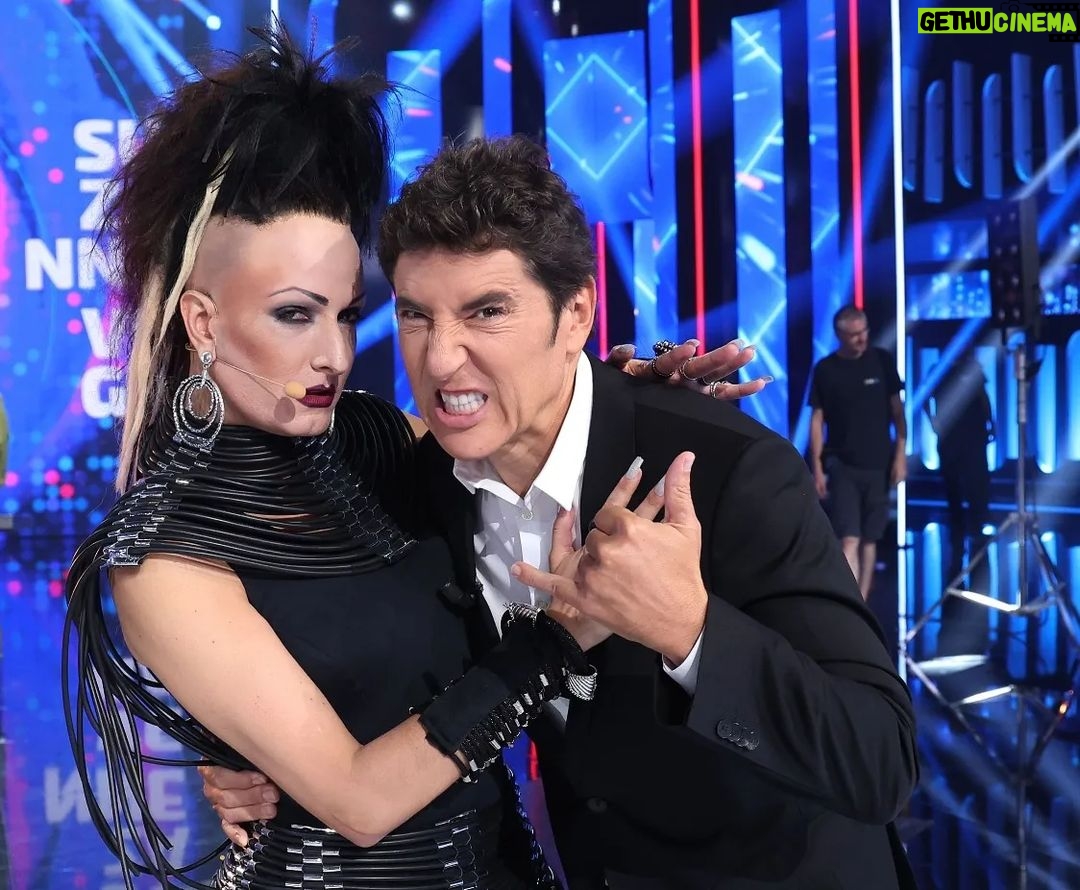 Josie Instagram - Celebrando aún la merecidísima victoria de @jadeloficial ✨🏆✨ y tan buenos recuerdos de una segunda gala increíble de @tucaramesuena 10! Nos vemos muy pronto para una nueva entrega en "La Tele Abierta" #viviendorasé 😘 Plató de Tu cara me suena