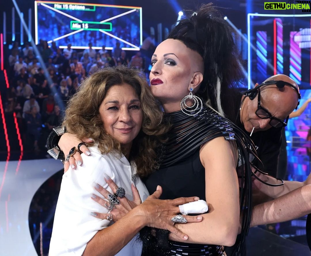 Josie Instagram - Celebrando aún la merecidísima victoria de @jadeloficial ✨🏆✨ y tan buenos recuerdos de una segunda gala increíble de @tucaramesuena 10! Nos vemos muy pronto para una nueva entrega en "La Tele Abierta" #viviendorasé 😘 Plató de Tu cara me suena