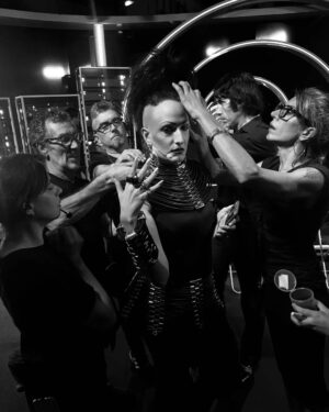 Josie Instagram - Qué nervios al subir por el clonador con un esmoquin blanco y negro y bajar desde un tobogán 🛝 convertido en @alaskaoficial para estar directamente en #laboladecristal... ✨🔮✨Esa es la magia de @tucaramesuena que nos da noches tan inolvidables como esta🙌🏻❣️🙌🏻... Gracias al equipo de vestuario y caracterización de @gestmusic por tanta paciencia y  minuciosidad al hacer una conversion tan larga y complicada... ✨❣️✨ Y gracias siempre @anneigartiburu por unas instantáneas que son ya historia de mi vida televisiva #viviendorase