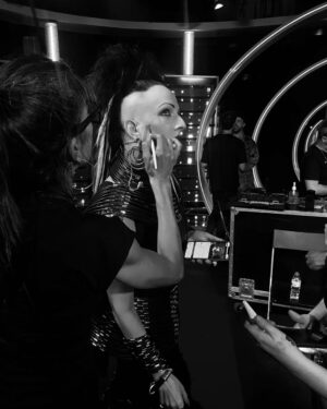 Josie Instagram - Qué nervios al subir por el clonador con un esmoquin blanco y negro y bajar desde un tobogán 🛝 convertido en @alaskaoficial para estar directamente en #laboladecristal... ✨🔮✨Esa es la magia de @tucaramesuena que nos da noches tan inolvidables como esta🙌🏻❣️🙌🏻... Gracias al equipo de vestuario y caracterización de @gestmusic por tanta paciencia y  minuciosidad al hacer una conversion tan larga y complicada... ✨❣️✨ Y gracias siempre @anneigartiburu por unas instantáneas que son ya historia de mi vida televisiva #viviendorase