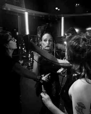 Josie Instagram - Qué nervios al subir por el clonador con un esmoquin blanco y negro y bajar desde un tobogán 🛝 convertido en @alaskaoficial para estar directamente en #laboladecristal... ✨🔮✨Esa es la magia de @tucaramesuena que nos da noches tan inolvidables como esta🙌🏻❣️🙌🏻... Gracias al equipo de vestuario y caracterización de @gestmusic por tanta paciencia y  minuciosidad al hacer una conversion tan larga y complicada... ✨❣️✨ Y gracias siempre @anneigartiburu por unas instantáneas que son ya historia de mi vida televisiva #viviendorase
