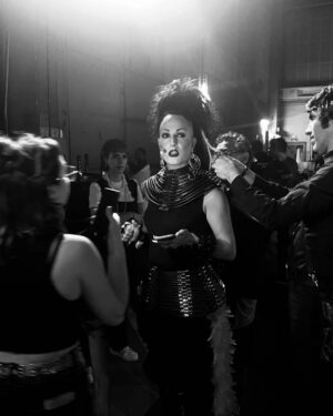 Josie Instagram - Qué nervios al subir por el clonador con un esmoquin blanco y negro y bajar desde un tobogán 🛝 convertido en @alaskaoficial para estar directamente en #laboladecristal... ✨🔮✨Esa es la magia de @tucaramesuena que nos da noches tan inolvidables como esta🙌🏻❣️🙌🏻... Gracias al equipo de vestuario y caracterización de @gestmusic por tanta paciencia y  minuciosidad al hacer una conversion tan larga y complicada... ✨❣️✨ Y gracias siempre @anneigartiburu por unas instantáneas que son ya historia de mi vida televisiva #viviendorase