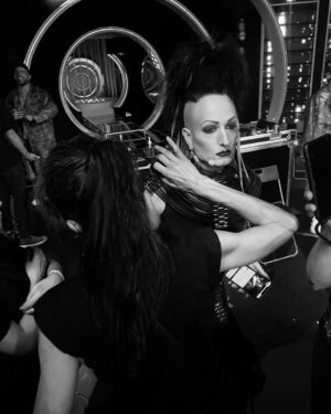Josie Instagram - Qué nervios al subir por el clonador con un esmoquin blanco y negro y bajar desde un tobogán 🛝 convertido en @alaskaoficial para estar directamente en #laboladecristal... ✨🔮✨Esa es la magia de @tucaramesuena que nos da noches tan inolvidables como esta🙌🏻❣️🙌🏻... Gracias al equipo de vestuario y caracterización de @gestmusic por tanta paciencia y  minuciosidad al hacer una conversion tan larga y complicada... ✨❣️✨ Y gracias siempre @anneigartiburu por unas instantáneas que son ya historia de mi vida televisiva #viviendorase